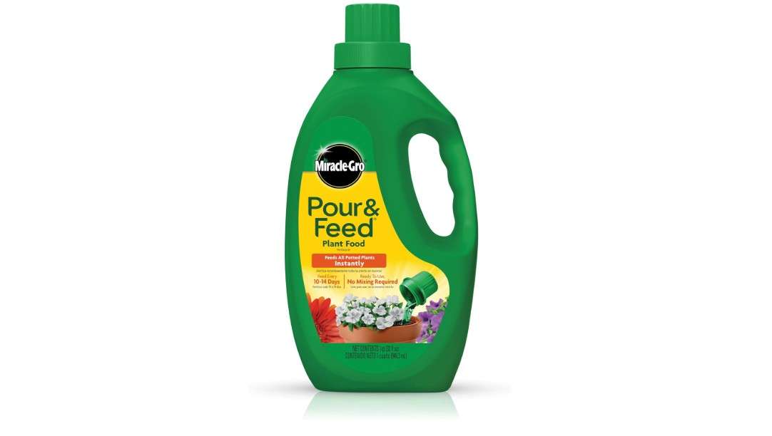 Miracle-Gro Pour & Feed Plant Food, Fertilizer Instantly Feeds Live Plants, For Outdoor & Indoor Plants in Containers,