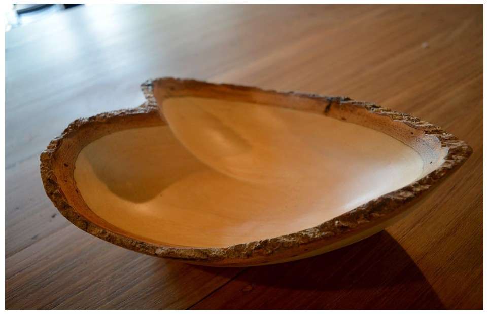 roro 10 Inch Hand-Carved Mango Wood Heart-Shaped Bowl: Sustainable Orchard Beauty with Bark Accent
