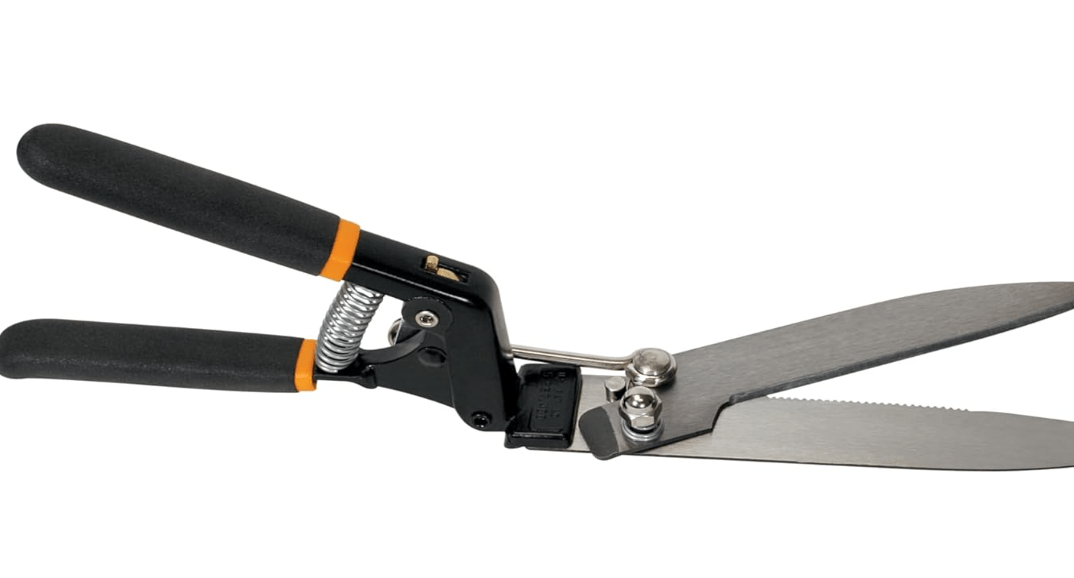 Fiskars Grass Shears, 5-Inch Serrated Blade Grass Cutter and Garden Shears with Power-Lever Technology Offers More Cutting Power