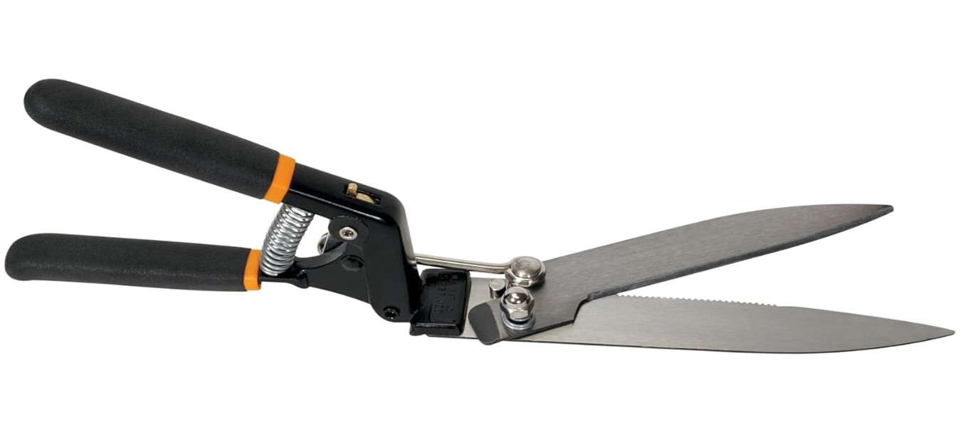 Fiskars Grass Shears, 5-Inch Serrated Blade Grass Cutter and Garden Shears with Power-Lever Technology Offers More Cutting Power
