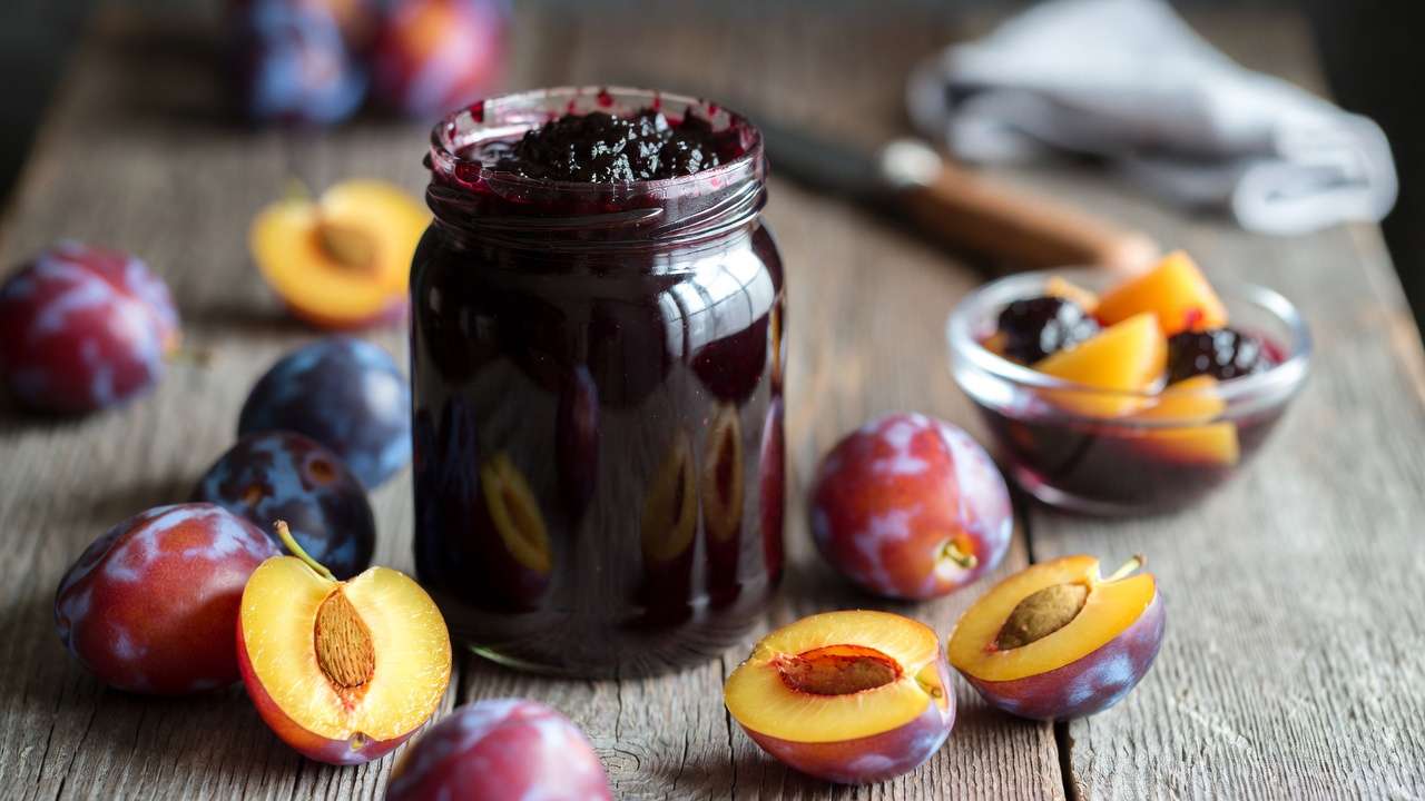 Homemade plum jam and fresh plums, ideas for enjoying Santa Rosa and Greengage varieties