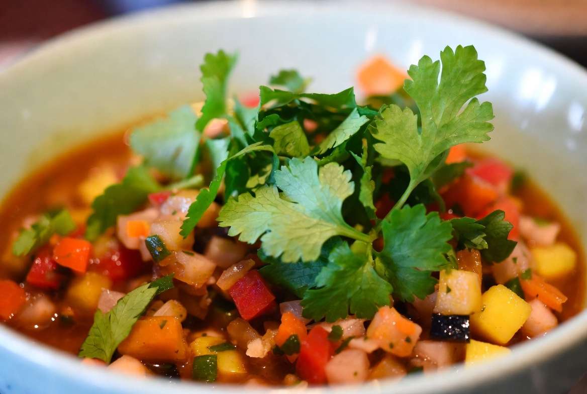 Culinary uses of sawtooth coriander in fresh recipes and dishes